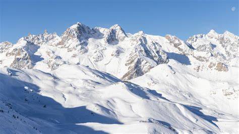Panorama generale del comprensorio sciistico di Serre Chevalier con montagne innevate e piste da sci.