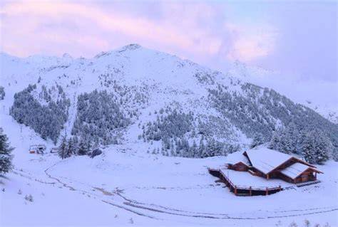 Screenshot da una webcam di Serre Chevalier che mostra un paesaggio montano innevato.