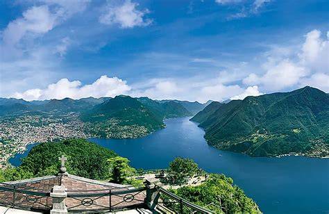Vista panoramica dal Monte San Salvatore su Lugano e il Lago Ceresio