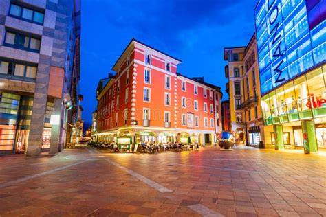 Foto della Piazza Riforma a Lugano con il Palazzo Civico