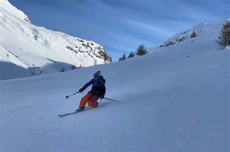 Atleta di Telemark in azione su una pista battuta
