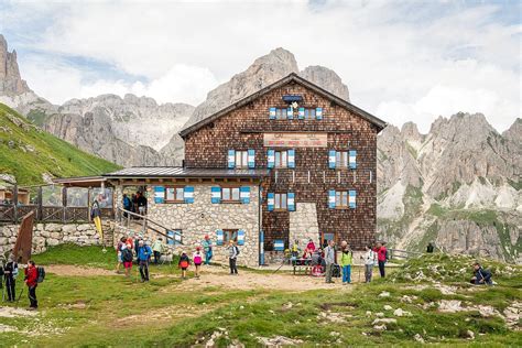 Un rifugio alpino accogliente con piatti tipici locali