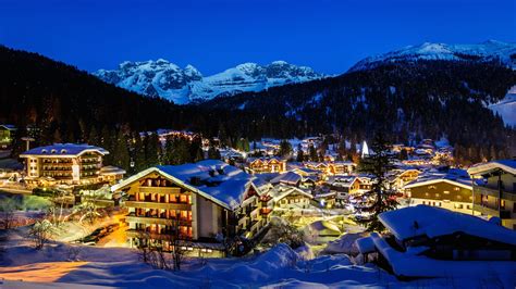 Foto di Madonna di Campiglio con le Dolomiti innevate sullo sfondo.