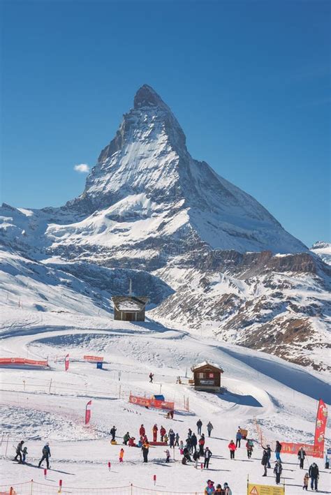 Immagine del Cervino vista da Zermatt, con piste da sci in primo piano.