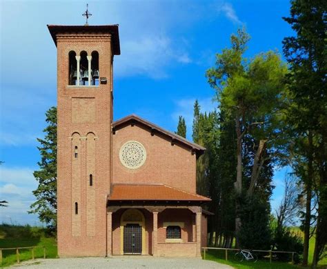 Chiesetta di Santa Maria a Cetrella immersa nel verde