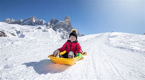 Immagine di bambini che scendono su uno slittino