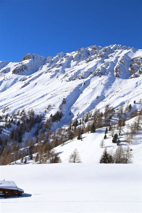 panoramica invernale di Aprica con montagne innevate