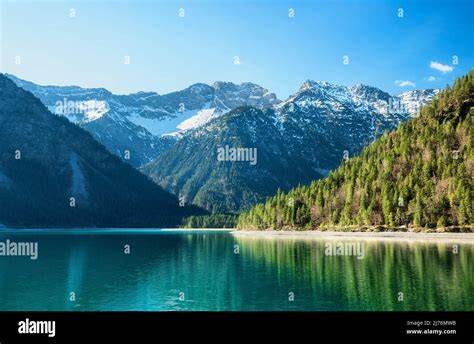 Lago di montagna alpino circondato da cime innevate nella Valle Aurina