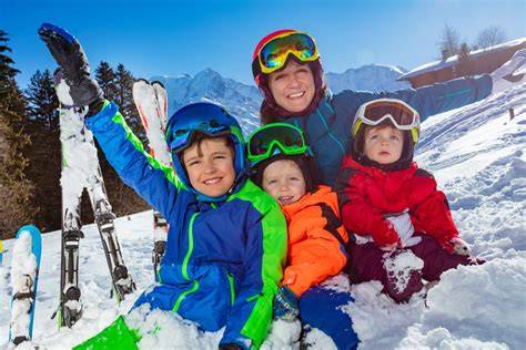 Bambini che imparano a sciare in un asilo sulla neve a Klausberg