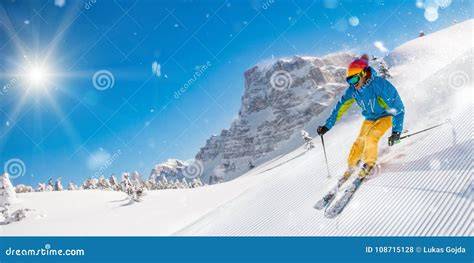 Sciatore di fondo che attraversa un paesaggio alpino innevato