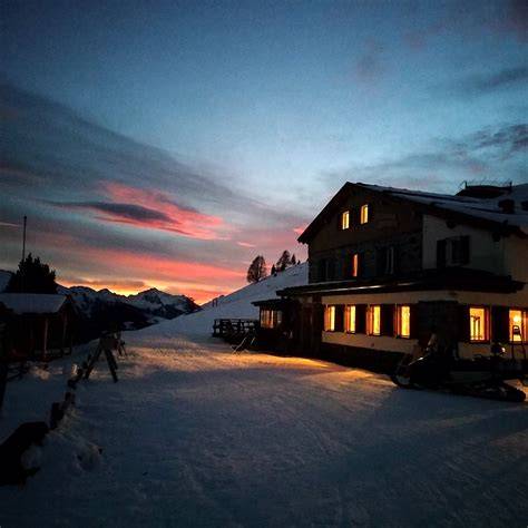 Rifugio di montagna accogliente con terrazza panoramica innevata