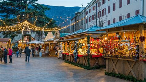 Mercatino di Natale tradizionale in un villaggio alpino illuminato