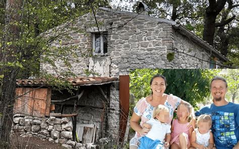Famiglia con bambini che indossa le ciaspole in un bosco innevato