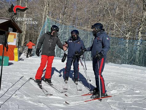 Carabinieri in azione sulle piste da sci, con attrezzatura specifica per la montagna e la neve.