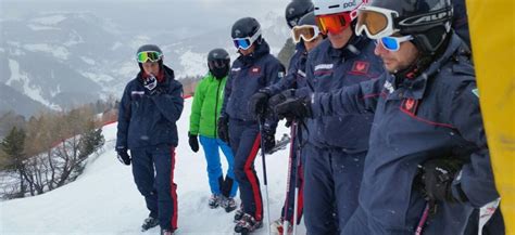 Carabinieri sciatori durante un addestramento su un pendio innevato.