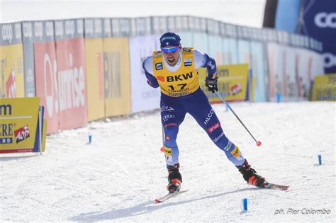 Diagramma che illustra la combinazione di sci di fondo e tiro a segno nel biathlon.