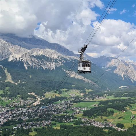 Vista panoramica delle Dolomiti dalla funivia Faloria