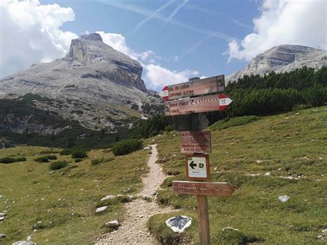 Sentiero del Dolomieu Trail con vista sulle montagne