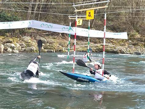 Atleti in gara di canoa slalom sul fiume Passirio