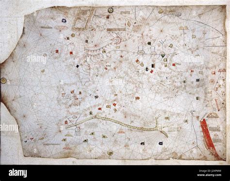 Guida alpina che illustra una mappa dei percorsi a un gruppo di sciatori.