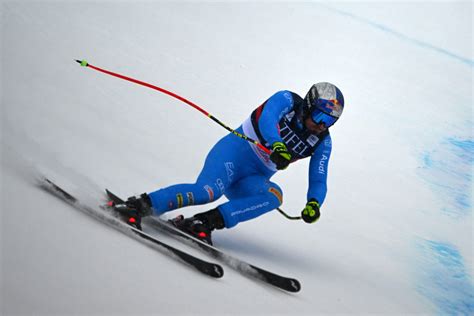 Atleta in azione durante una competizione di sci alpino