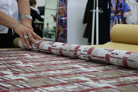 Immagine di un capo della linea Cristallo, evidenziando la texture della lana Merino e un dettaglio tecnologico.