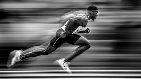 Foto dinamica di un atleta impegnato in speed hiking con indosso un capo della linea Rolle, che mostra la leggerezza e la libertà di movimento.