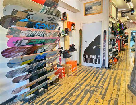 Immagine di sci e snowboard ben disposti nel punto vendita, pronti per il noleggio
