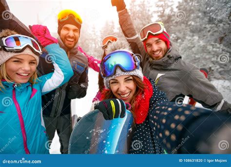 Montaggio di foto di clienti sorridenti con attrezzatura da sci e snowboard a Montecampione