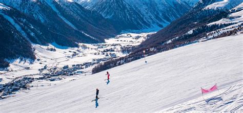 Vista panoramica di Livigno con le sue piste da sci e gli impianti di risalita