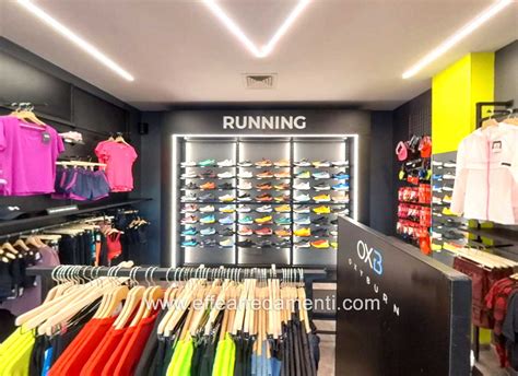 Interno del negozio Morassi Sport con esposizione di sci e snowboard
