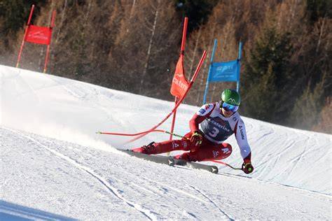 Felix Hacker celebra la sua vittoria nel Super-G di Coppa Europa a Santa Caterina Valfurva.