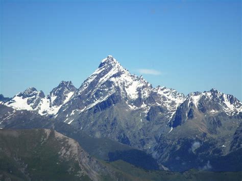 Panorama alpino con vista sulla cresta del Monte Faraut e le valli circostanti