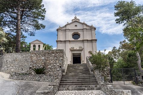 Vista della chiesetta di Madonna delle Grazie con lo spiazzo per il parcheggio