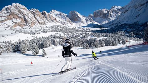 Vista panoramica di Selva di Val Gardena con le piste innevate