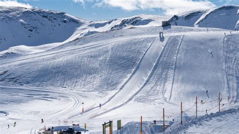 Immagine di Livigno con le piste da sci e le montagne innevate