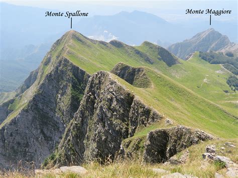 Vista panoramica dal Monte Sagro con il mare all'orizzonte e la neve fresca sulle pendici.