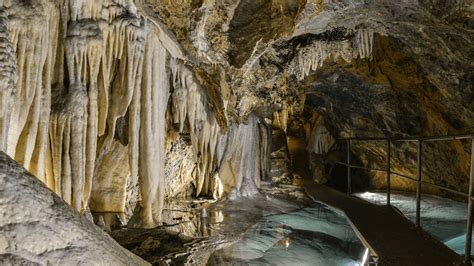 Interno di una grotta carsica nelle Alpi Apuane con stalattiti e stalagmiti.