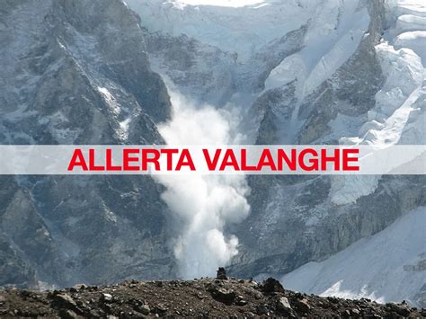 Segnaletica di pericolo valanghe e simbolo di rispetto per l'ambiente