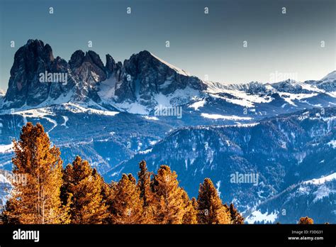Panorama delle Dolomiti con cime innevate e cielo azzurro