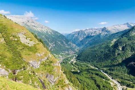 vista della Grangia la Reale incastonata nella valle alpina con pascoli circostanti