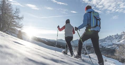 Panoramica mozzafiato delle Dolomiti innevate, ideale per escursioni con le ciaspole
