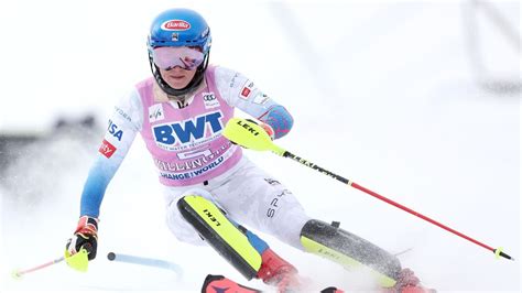 Mikaela Shiffrin in azione durante una gara di slalom