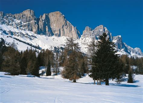 Panoramica delle Dolomiti dal Passo Costalunga con piste da sci innevate