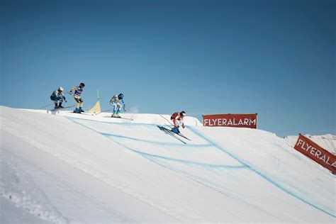 atleta di skicross in azione