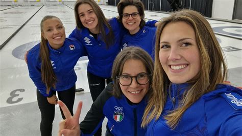 team italiano di curling esulta dopo una vittoria