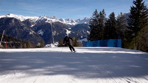 Inquadratura di Gustav Thöni che taglia il traguardo in una gara di slalom gigante, con un'espressione concentrata.