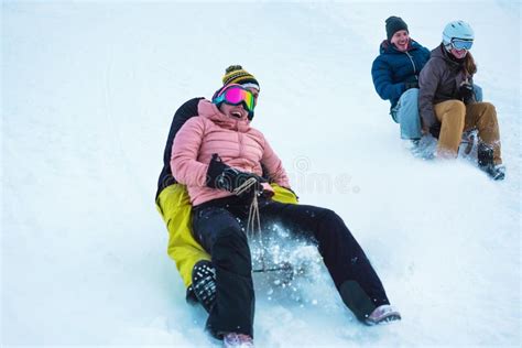Innevate montagne con snowboarder che si divertono insieme