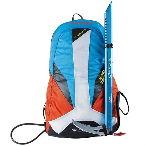 dettaglio tasche e cerniere su zaino da scialpinismo