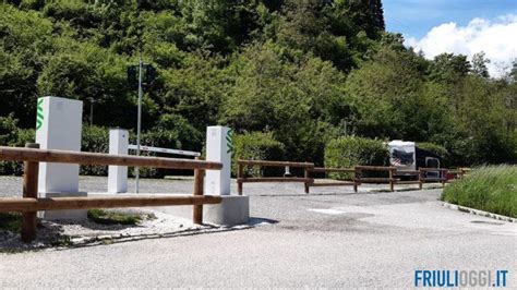 Area sosta camper immersa nella natura, vicina a un impianto di risalita.